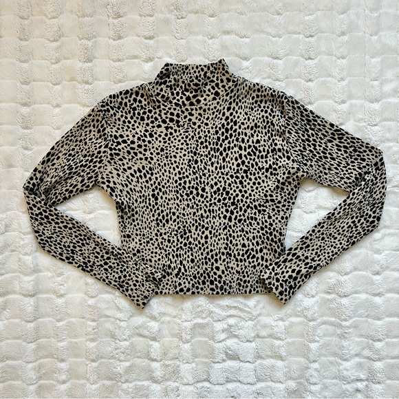 RARE Brandy Melville Daniela Cheetah Print Turtleneck Long Sleeve Cropped Tee - Picture 2 of 2
